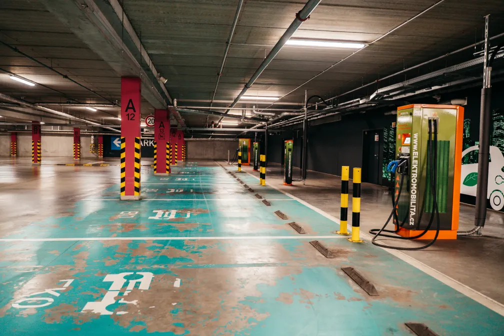 Nabíjecí stanice pro elektromobily v OC FRÝDA 1