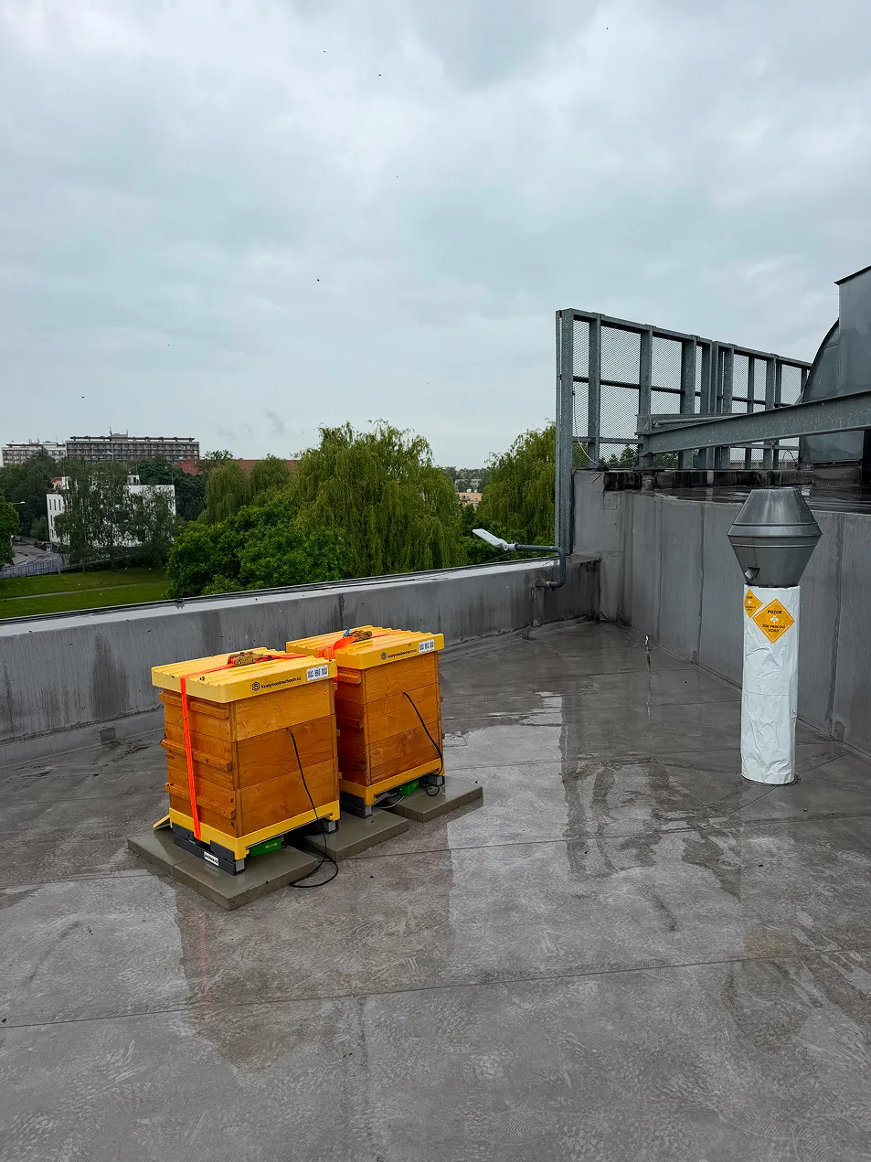 Včelí úly na střeše OC FRÝDA v rámci projektu Včely na střechách 1